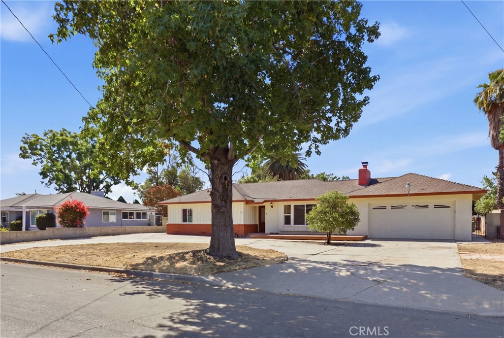 371 E Mariposa Drive Property Photo 3