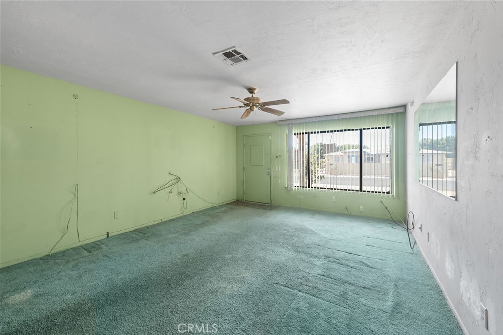 2302 E Wayne Property Photo 6