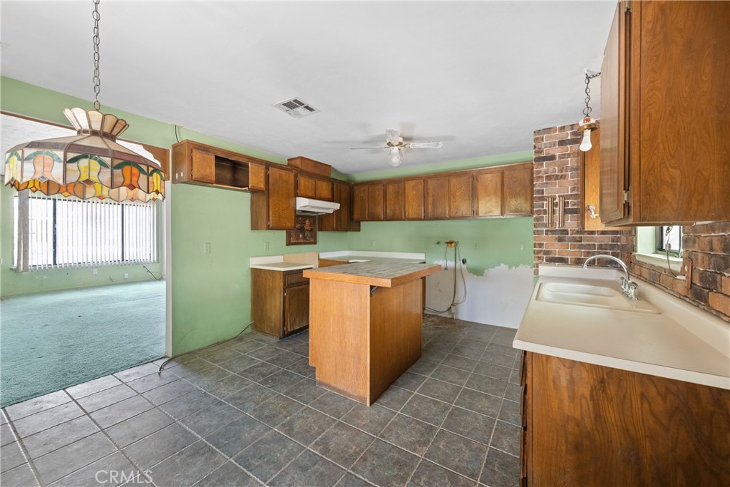 2302 E Wayne Property Photo 8