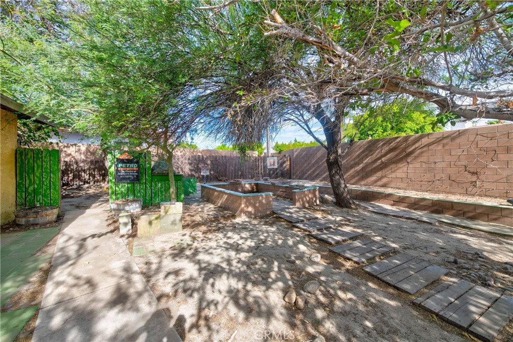 2302 E Wayne Property Photo 27