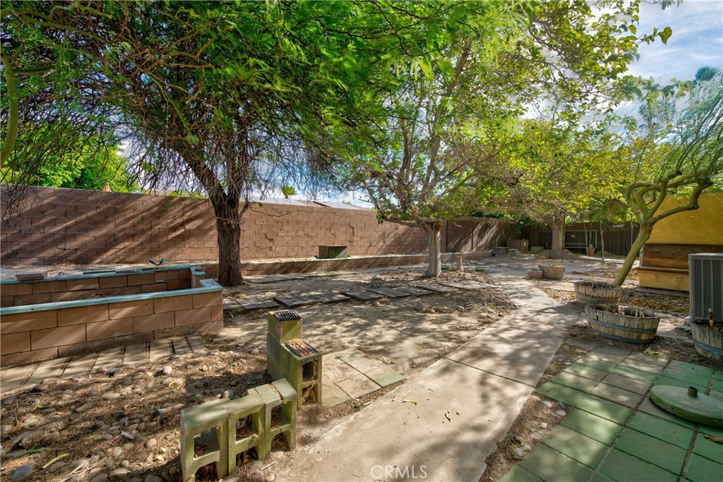 2302 E Wayne Property Photo 29