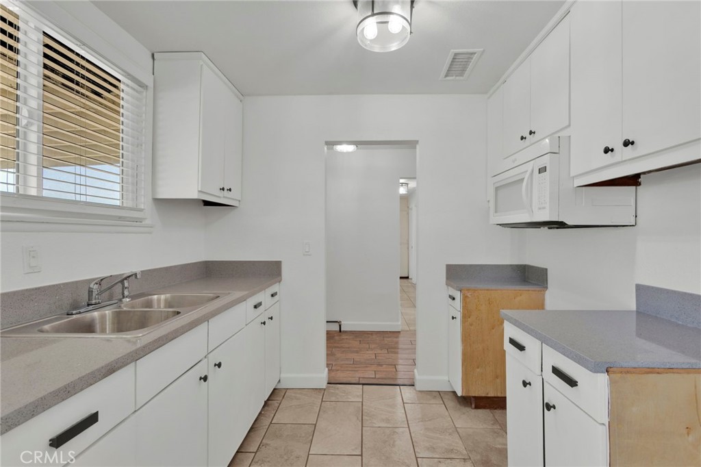 18200 Hercules Property Photo 9