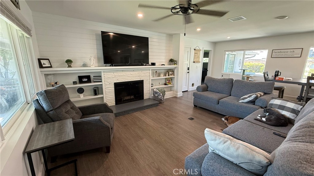 205 N Heathdale Property Photo 3
