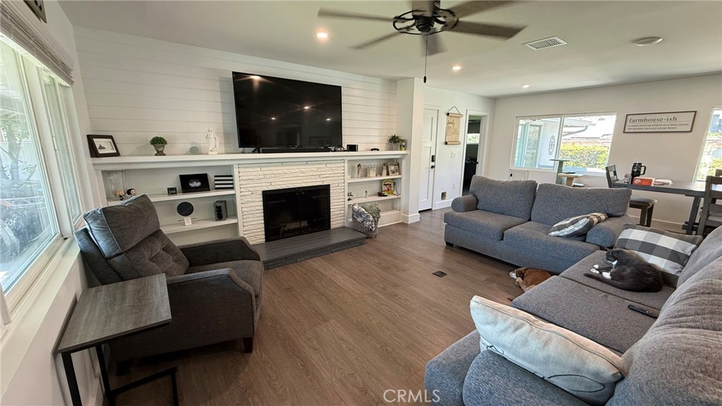 205 N Heathdale Property Photo 3