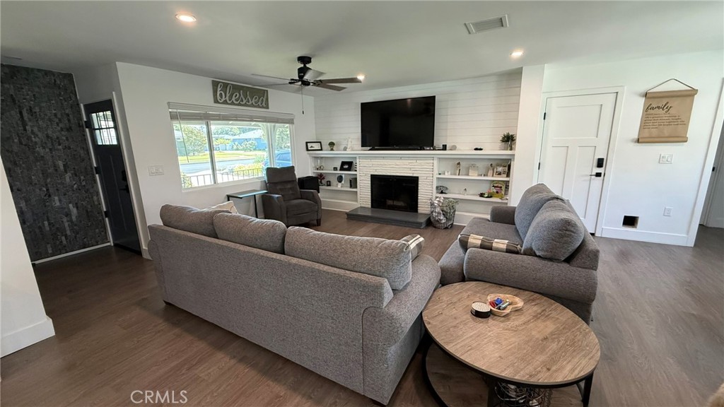 205 N Heathdale Property Photo 4