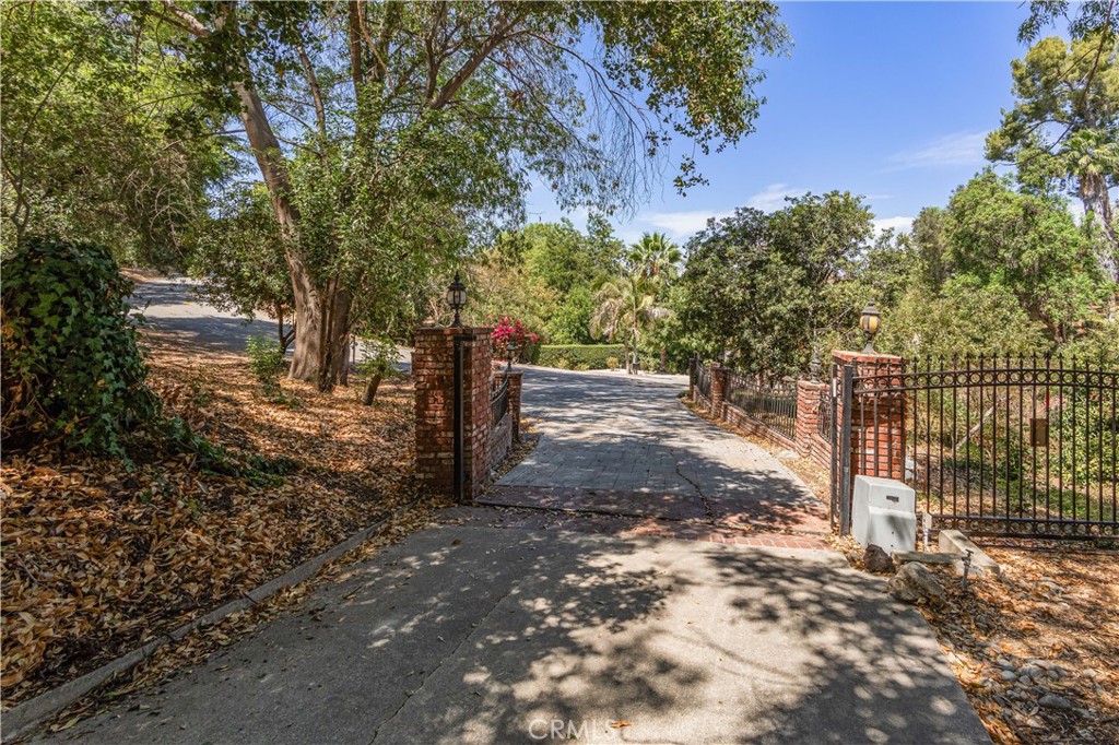 2418 S Buenos Aires Property Photo 34