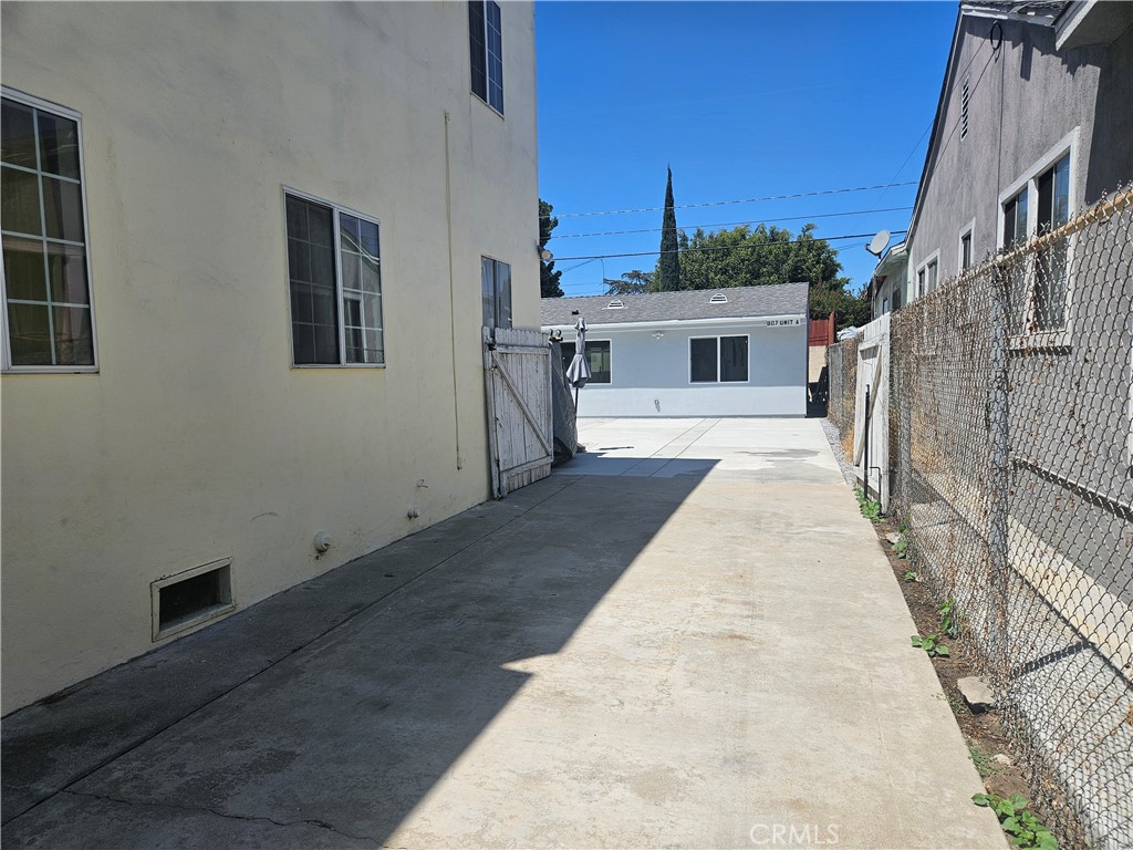 1307 S Woods A Property Photo 2