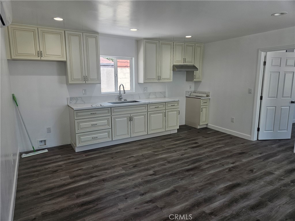 1307 S Woods A Property Photo 5