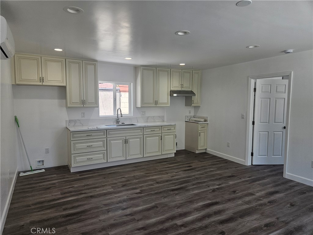 1307 S Woods A Property Photo 6