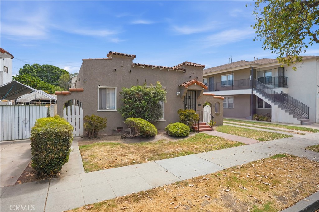 2472 Chestnut Avenue Property Photo 3