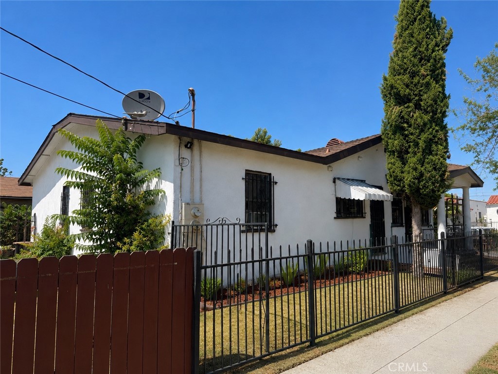 5953 S Denker Avenue Property Photo 3