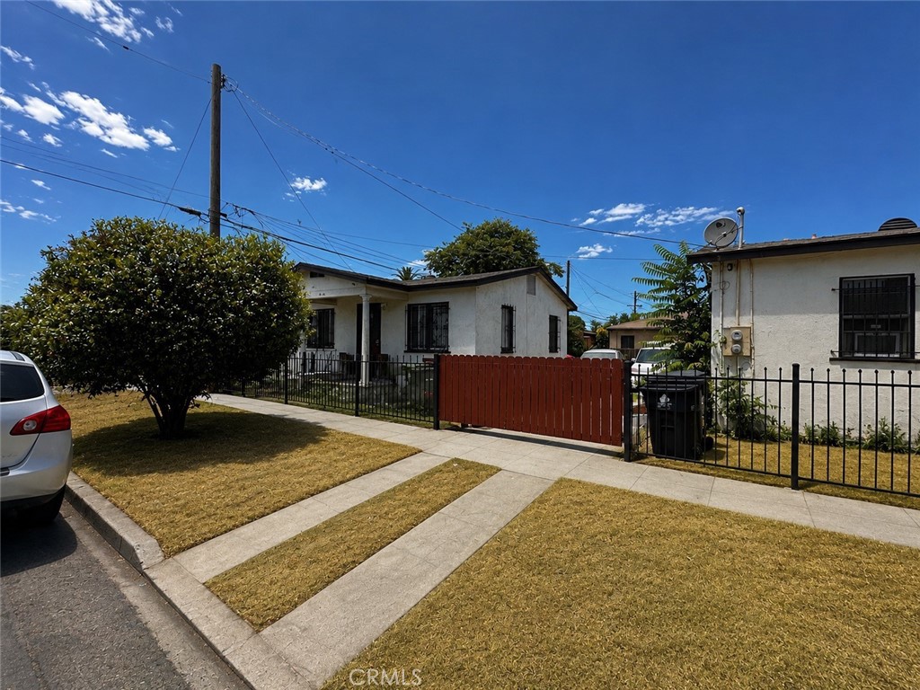 5953 S Denker Avenue Property Photo 4