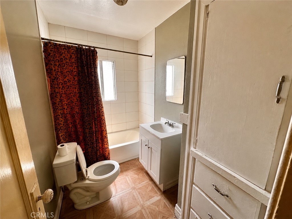 5953 S Denker Avenue Property Photo 5