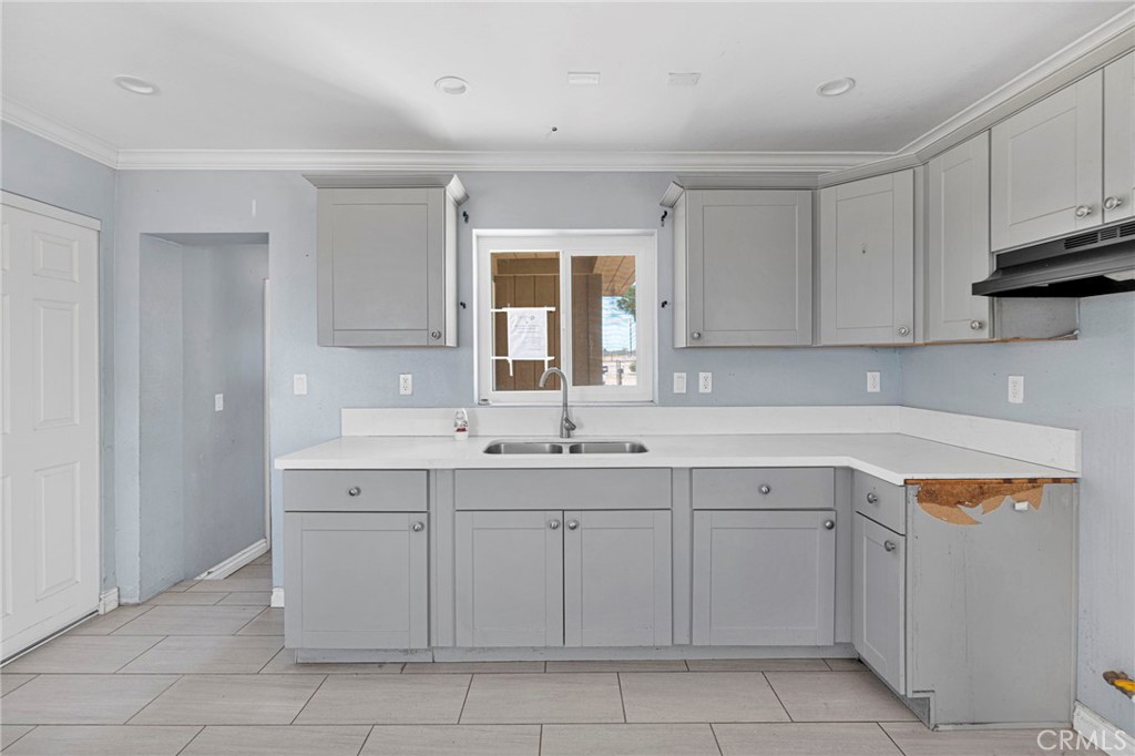 10912 Matilija Property Photo 7