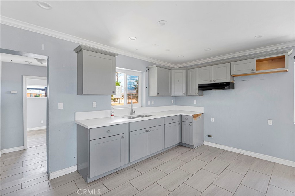 10912 Matilija Property Photo 8