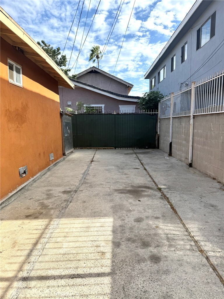 6117 S Hoover Property Photo 8