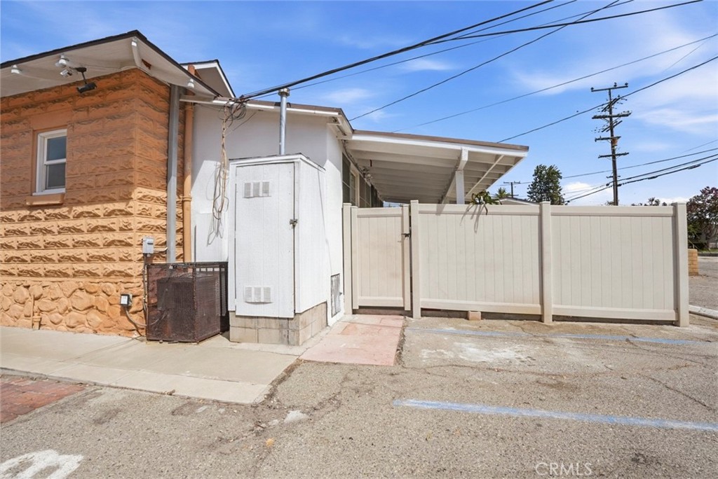 239 N Riverside Property Photo 5