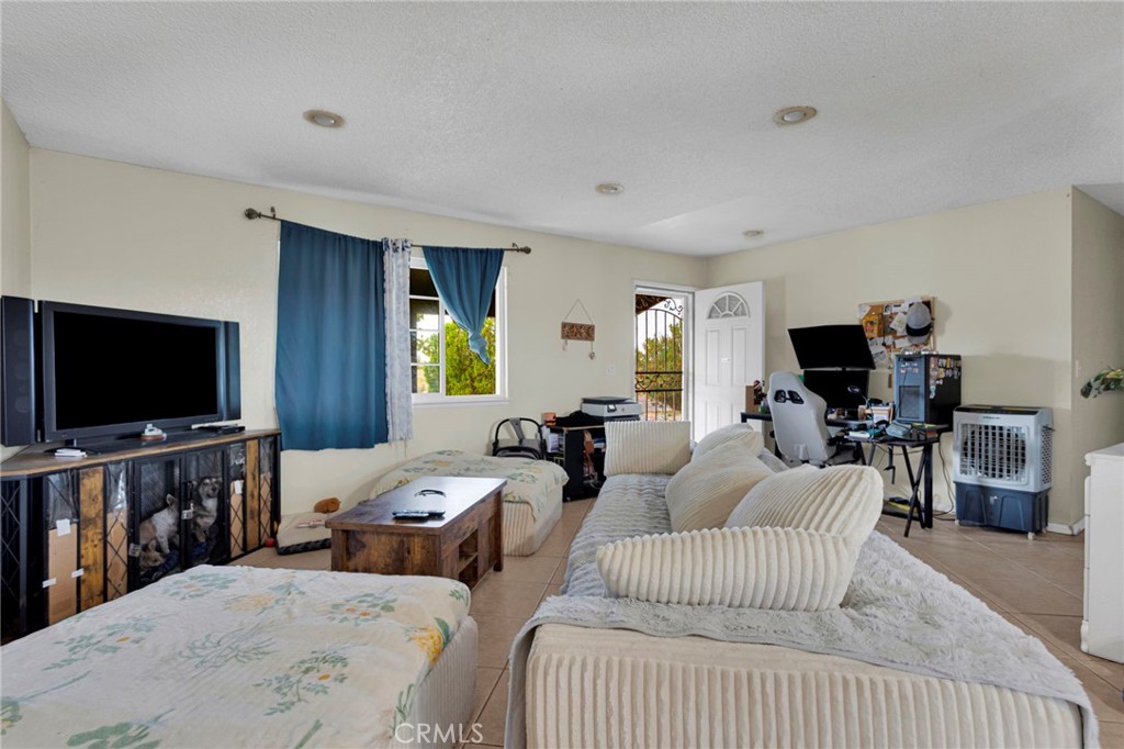 18907 Muskrat Avenue Property Photo 6