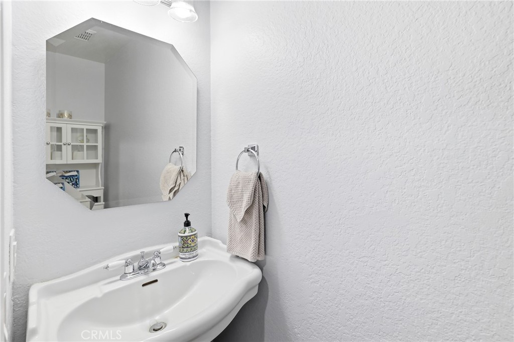 563 Wayland Court Property Photo 6