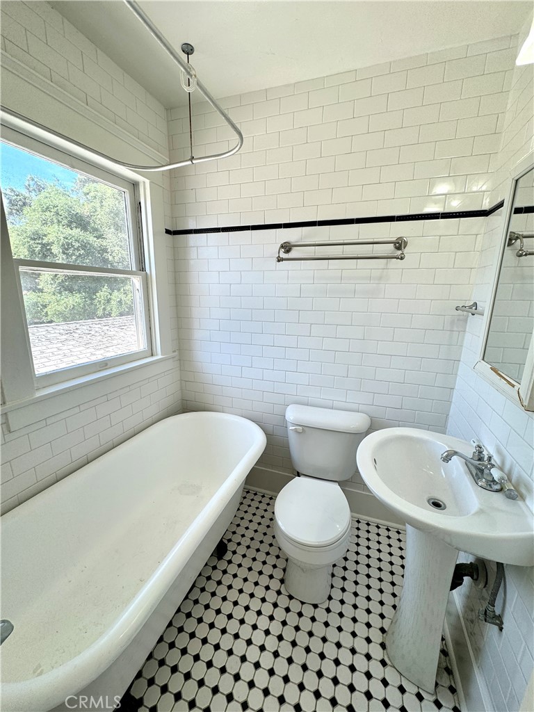 150 W 9th 1 Property Photo 9