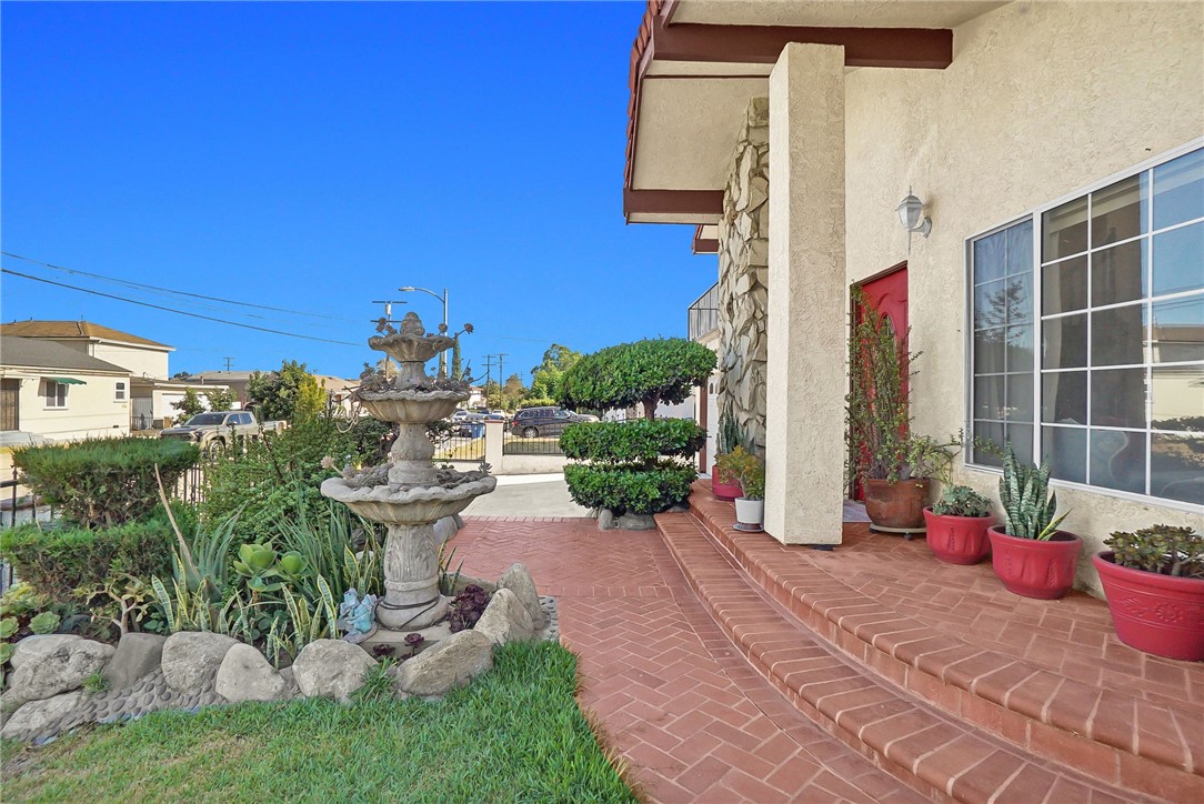 819 S Olive Avenue Property Photo 3