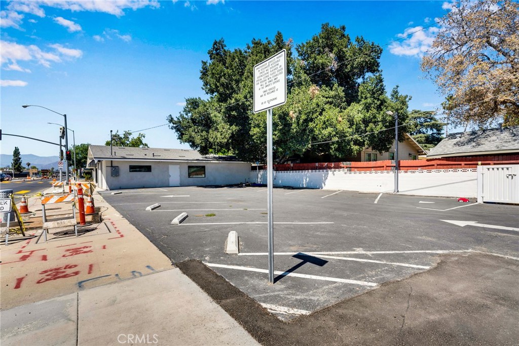 1192 N Garey Property Photo 4