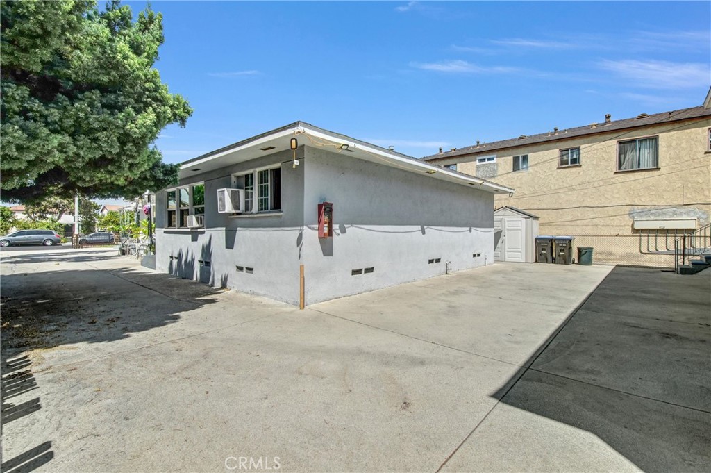 6142 Vinevale Property Photo 5