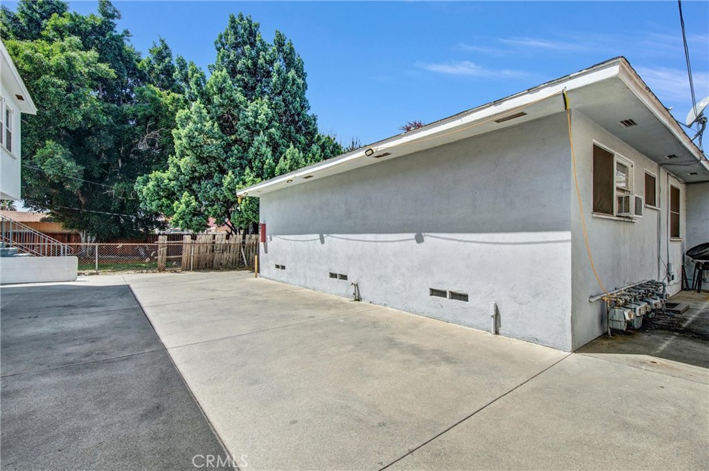 6142 Vinevale Property Photo 7