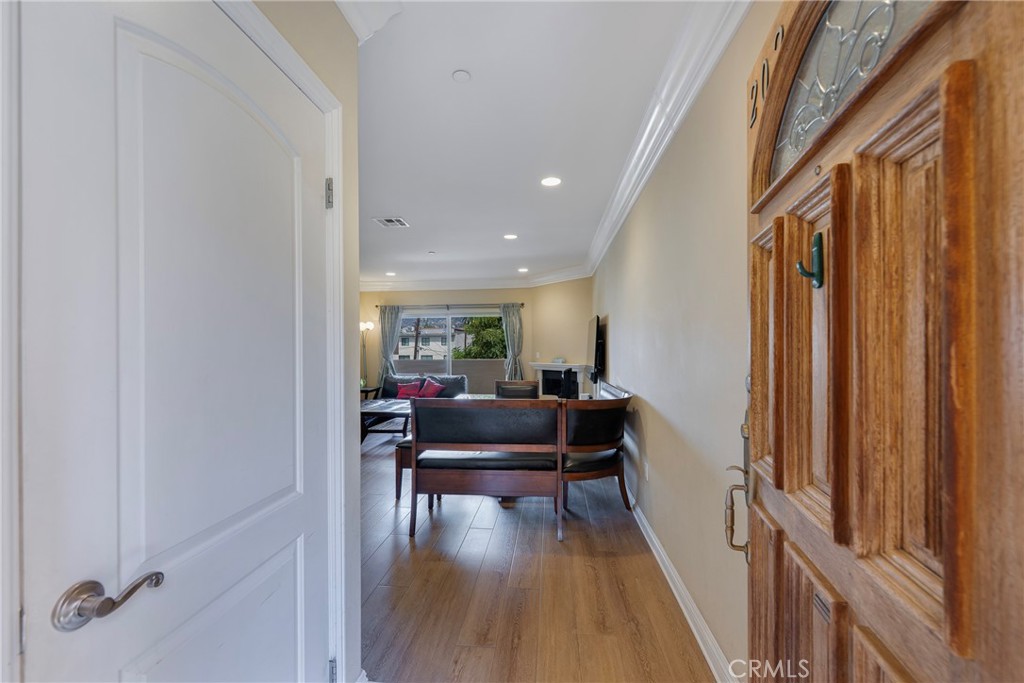 1515 Grismer 202 Property Photo 3