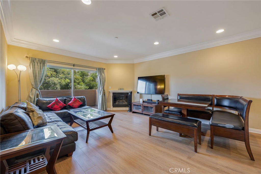 1515 Grismer 202 Property Photo 5