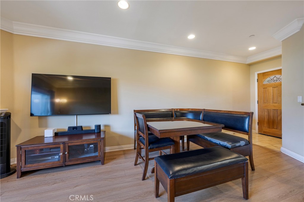 1515 Grismer 202 Property Photo 6