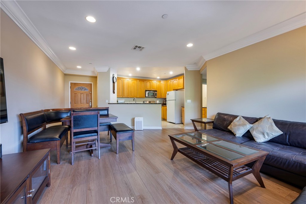 1515 Grismer 202 Property Photo 8