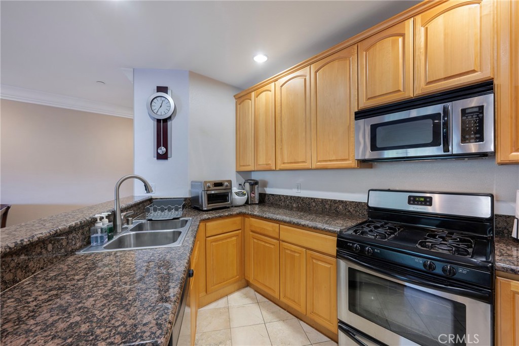 1515 Grismer 202 Property Photo 12