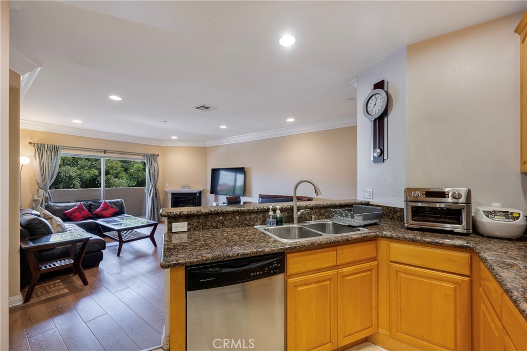 1515 Grismer 202 Property Photo 13