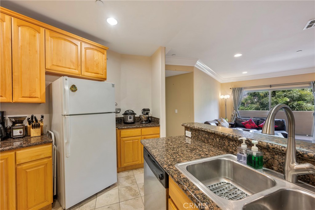1515 Grismer 202 Property Photo 14