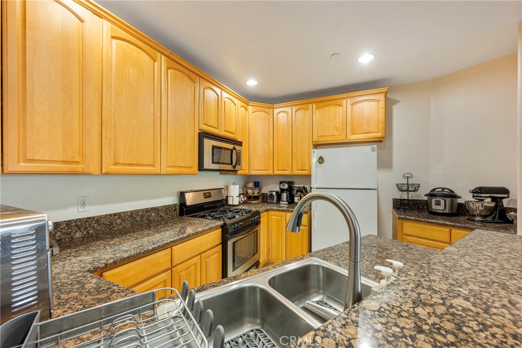 1515 Grismer 202 Property Photo 15