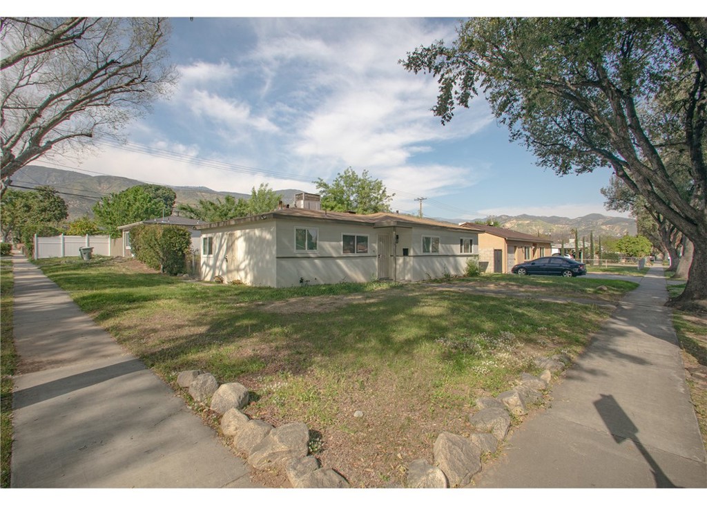 496 W 48th Property Photo 1