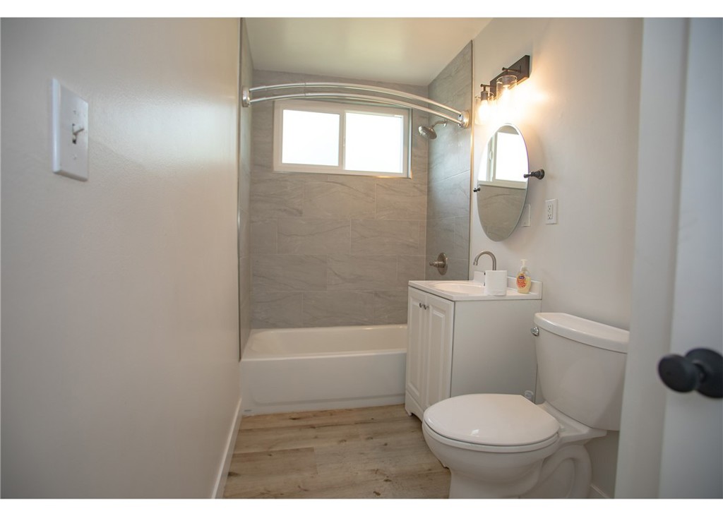 496 W 48th Property Photo 21