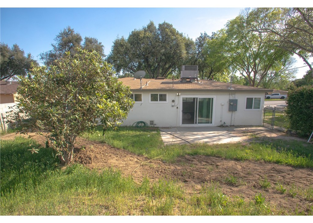 496 W 48th Property Photo 23