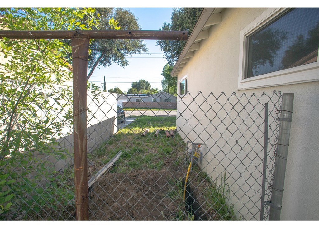496 W 48th Property Photo 25