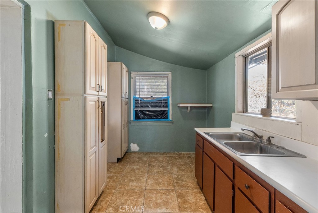409 W L Property Photo 14