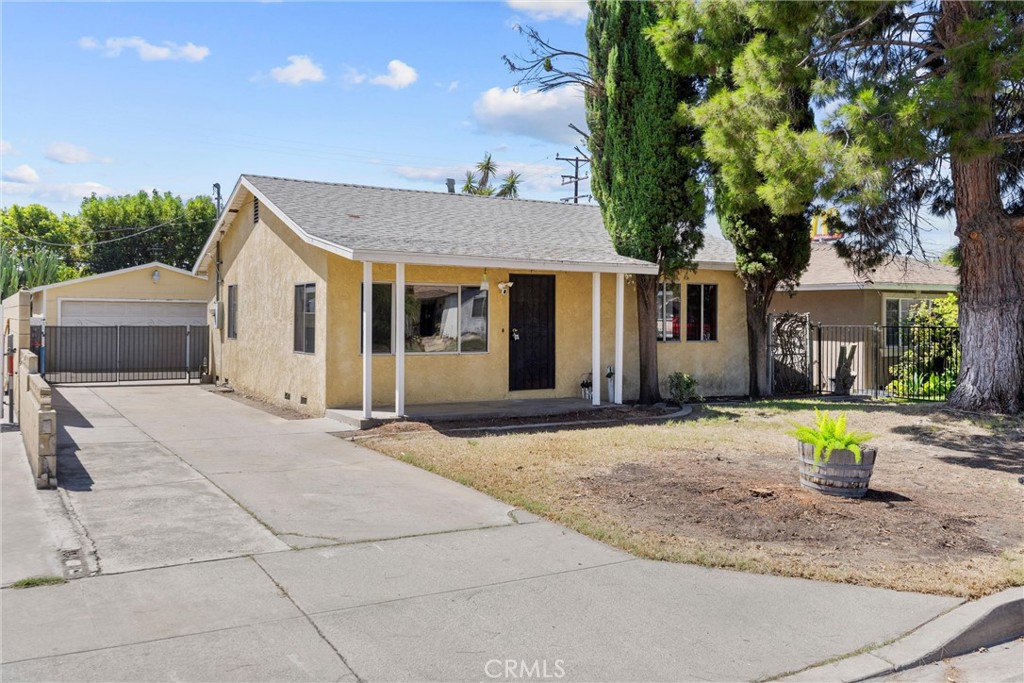 255 E 41st Street Property Photo 1