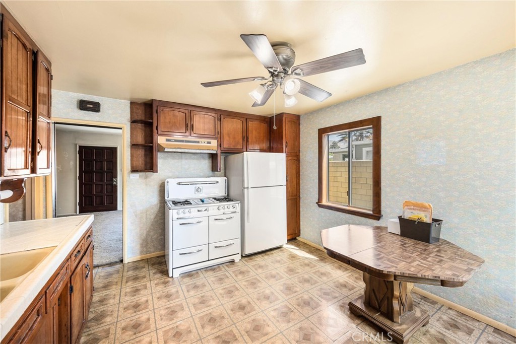255 E 41st Street Property Photo 10