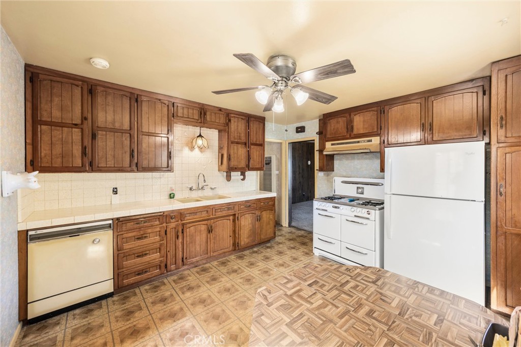 255 E 41st Street Property Photo 11