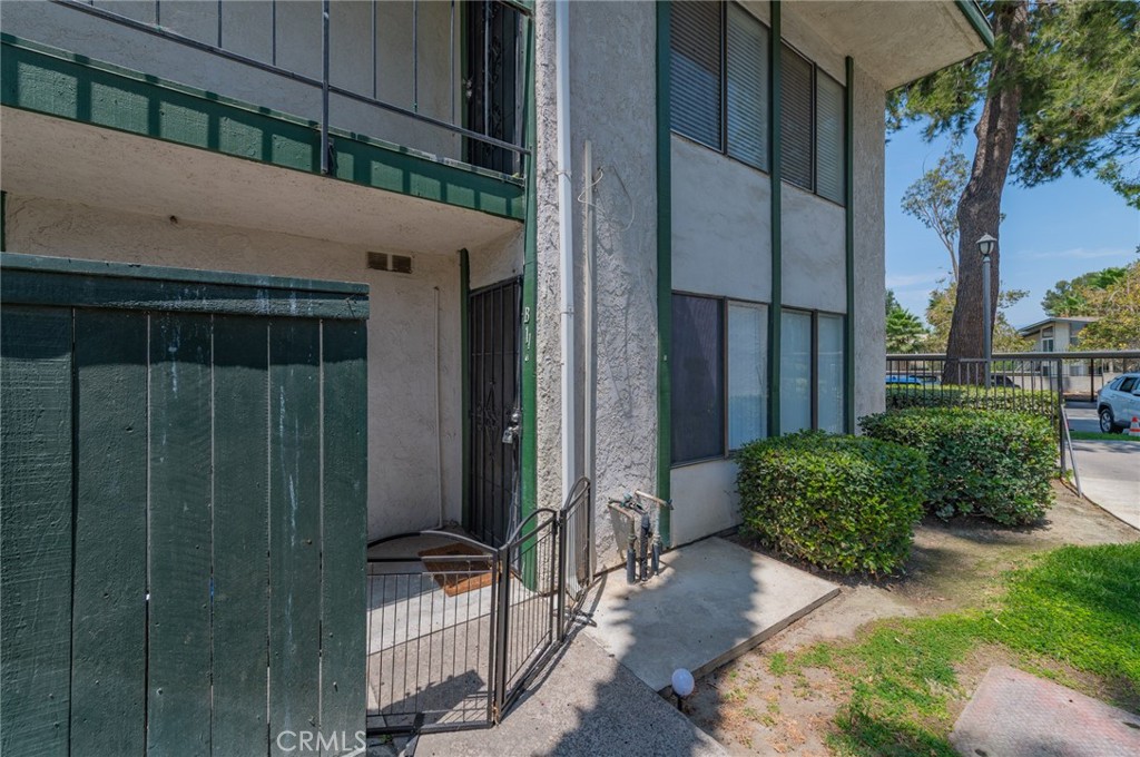 1735 E Washington Street B-11 Property Photo 1
