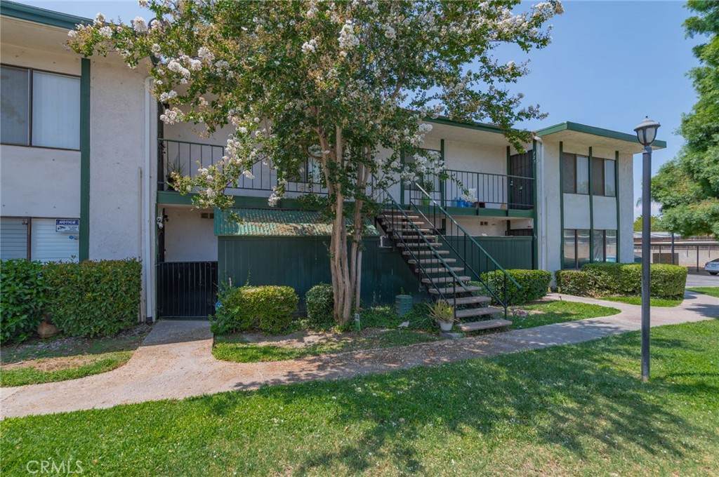 1735 E Washington Street F-26 Property Photo 4