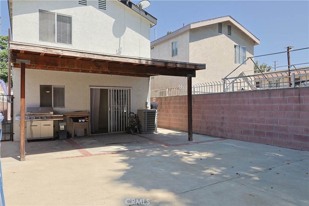 2214 W Wardlow Property Photo 10