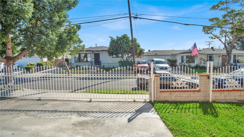 2239 W Lincoln Street Property Photo 4