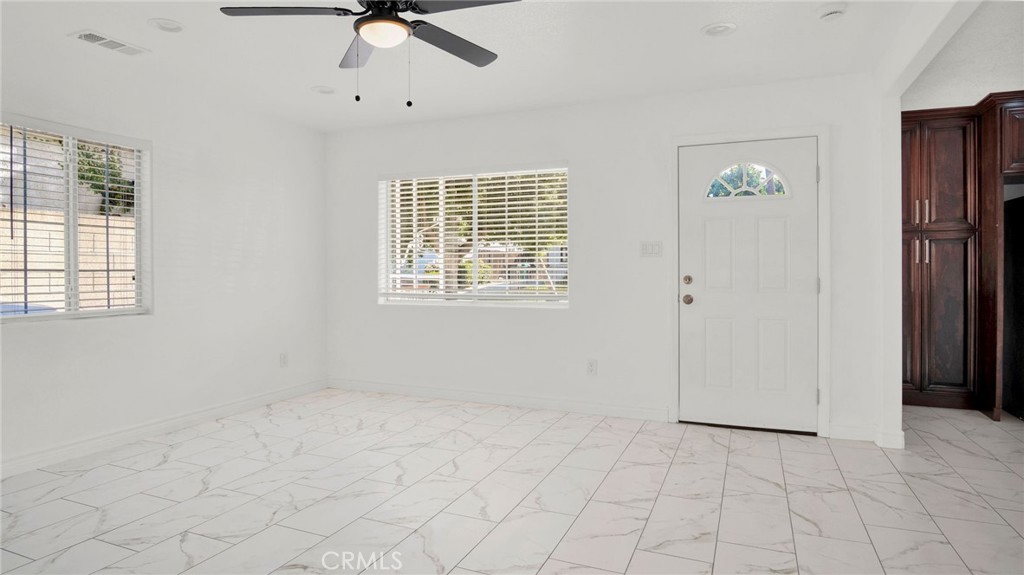 2239 W Lincoln Street Property Photo 6