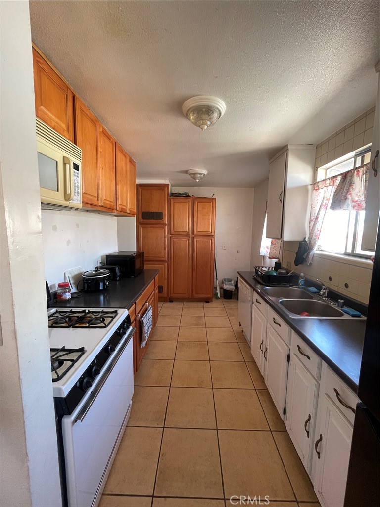 944 E Elizabeth Property Photo 4